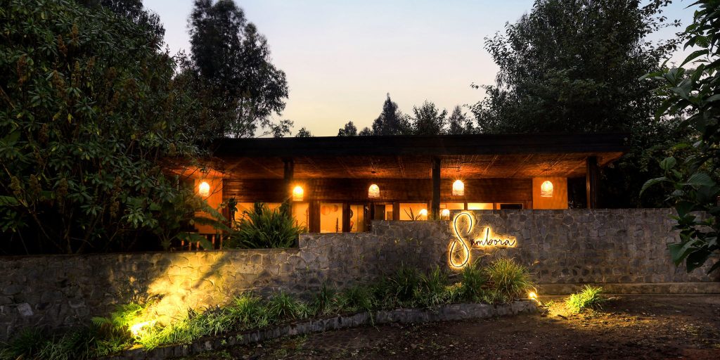 Sambora Kinigi Lodge features well-designed cottages and rooms that combine modern comfort with traditional Rwandan style.