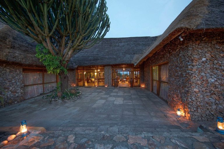 ihamba-lakeside-safari-lodge-